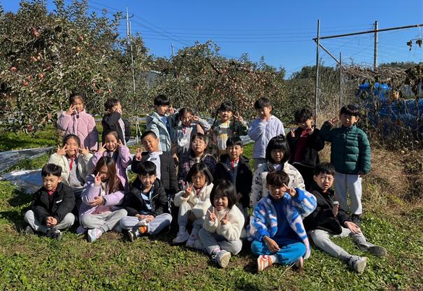 호명라온유치원, 가을 사과따기 체험으로 자연의 소중함 배워요